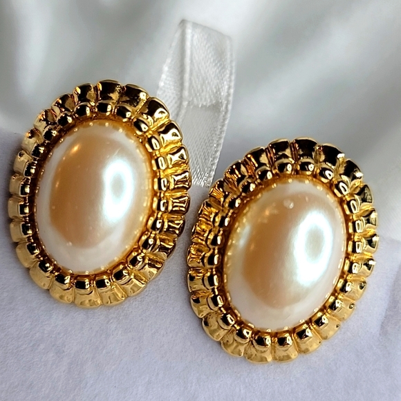 Vintage Faux Pearl Gold tone Monet Clip on earrings - Picture 3 of 16